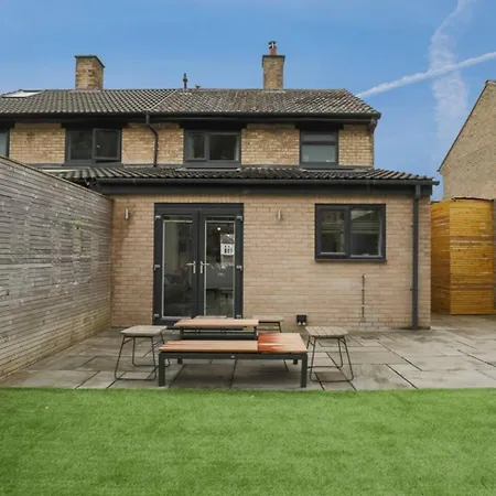 Prime Location, Modern 2Br House-2